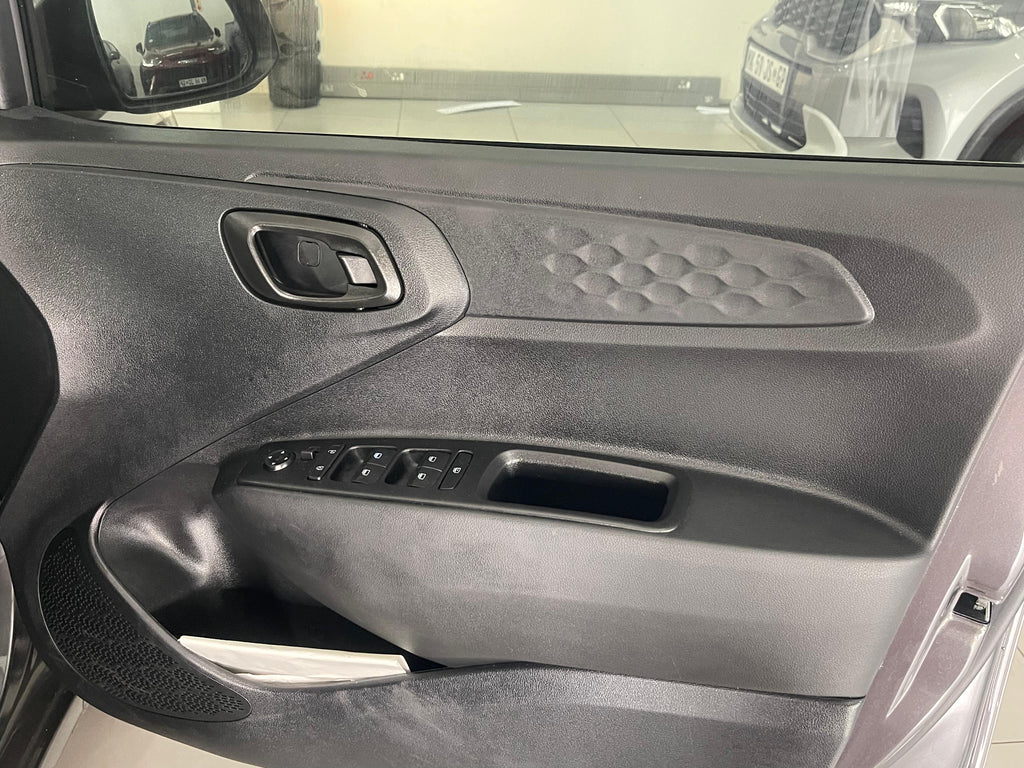2025 Hyundai Grand i10 1.2 Manual with 33000kms