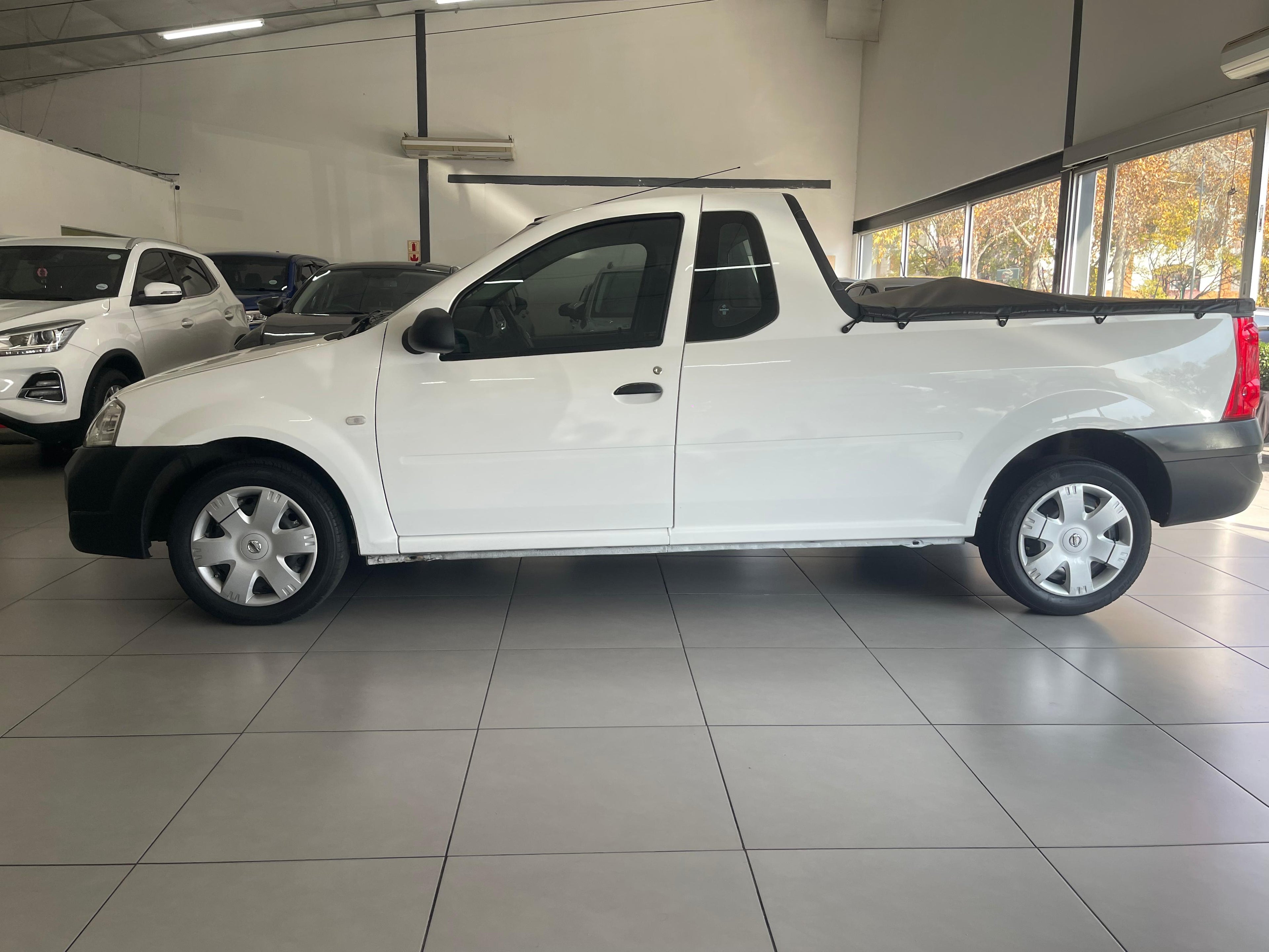2021 Nissan Np200 1.6i safety pack
